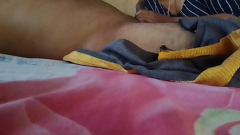 LEGSCOUPLE12: Malajská žena žijící v Tamilské Nadu masíruje manželův penis ústy