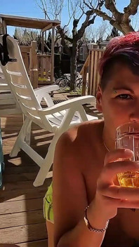 Obciąganie na świeżym powietrzu na kempingu na tarasie podczas popijania