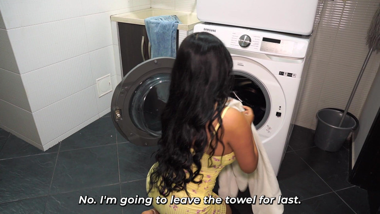 Issane: Macecha uvízne v pračce a její nevlastní syn s velkým čůrákem...