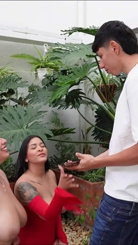 Threesome กับคนสวนระหว่างเวลาทำงาน เราสองเพื่อนเย็ดคนสวนด้วยกัน