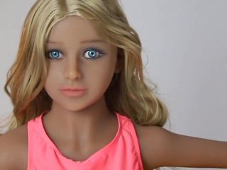 Beauty doll Belle: Eerste penetratie van tengere 18-jarige onschuldige kleine tiener sekspop poesje