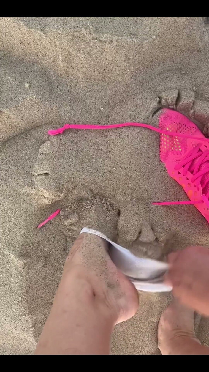 Dominatrix Miss Patricia Stark: Mis pies aman tanto al mar