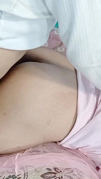 Une grosse bite pénètre la chatte mouillée de la mariée desi
