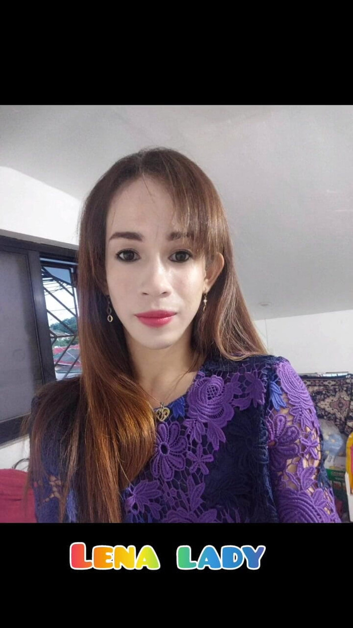 Ladyboy Karl: Creampie sperma eten