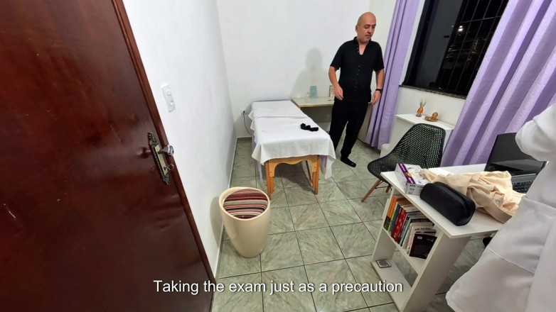 Gabi SweetCouplesStories: Louco médico do pênis avalia paciente com impotência.