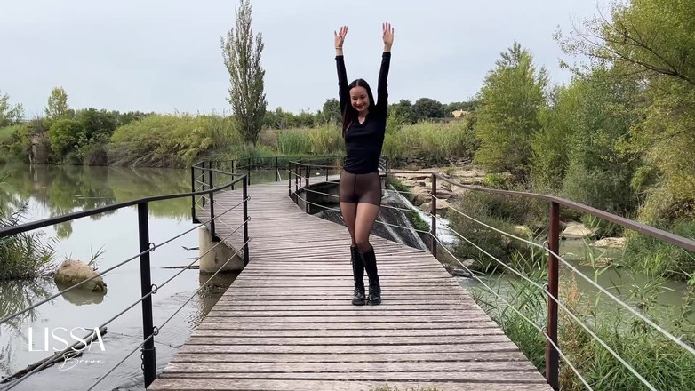 Lissa Brown: Berjalan Luar Dalam Stoking Sehingga Awak Kencing