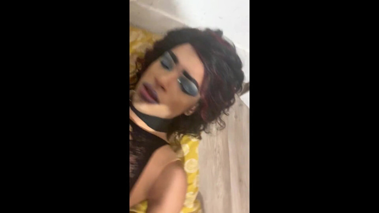 2CD Sluts: Un travesti se fait baiser dans des bottes à la cuisse