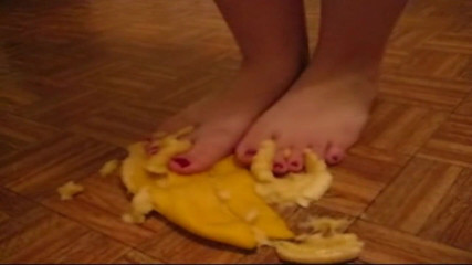 Sexy Amateurz: Miażdżąca stopy dla banana