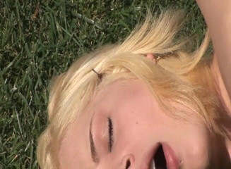Perfect Porno: Une petite mignonne baise dans le champ avec une grosse...
