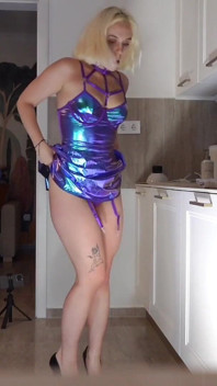 Big Ass Blonde Hot Raver Girl w jej festiwalowej mini spódnicy idzie bez majtek do Flash cipki i tyłka