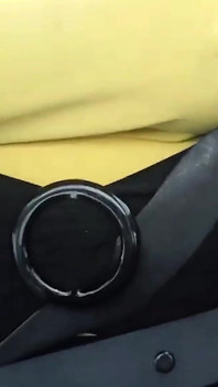Enormes tetas dirigindo em topless
