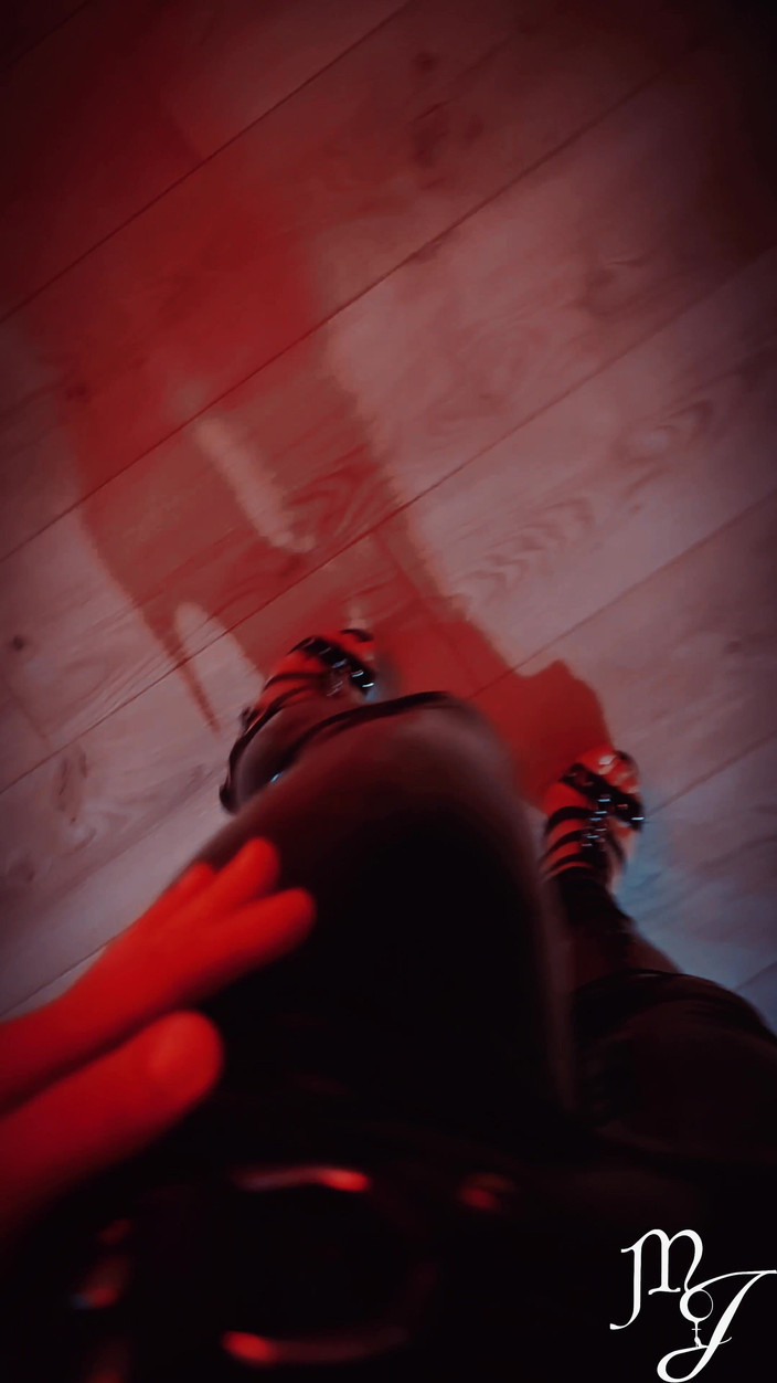 DeesseJulia: Latexové legíny, vysoké podpatky v mém novém žaláři - Paní Julia