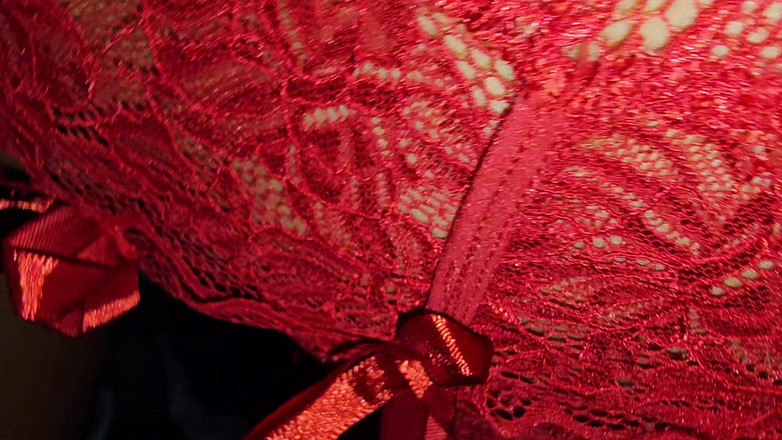 Secret Siren: Island schlampe lutscht schwanz in roten dessous