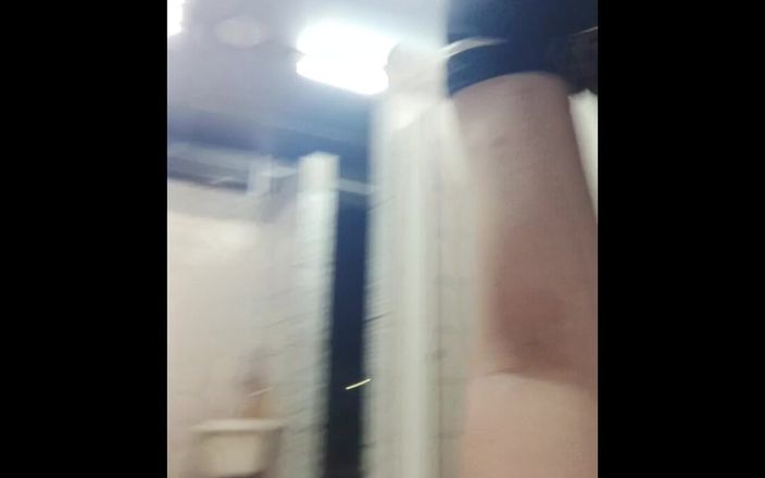 Xxx Yahui: 在公共厕所用假阳具肛交免提射精