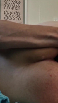 No podía decir que no para follar mi bussy con mi consolador de 20 pulgadas de largo. Me encanta cómo me llena completamente y abulta mi vientre
