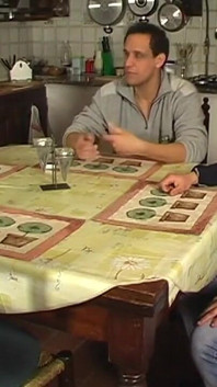 Com a desculpa da dor em suas partes íntimas eles convencem a morena sexy a curá-los durante um gangbang em grupo
