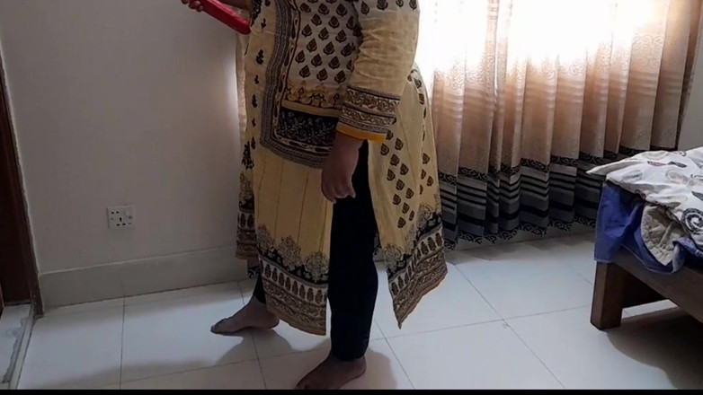 Aria Mia: Mısırlı Müslüman iri güzel teyze temizlik odası temizlerken yatağın altında...