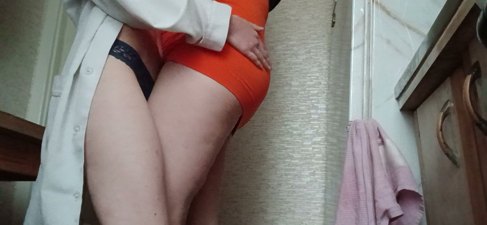 Lesbian-illusion: Orta yaşlı seksi kadın doktor hastanenin ortak mutfağında genç hemşiresiyle...