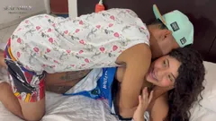 Mi hermanastra ha lastimado en su cuello y espalda y le doy un buen masaje que termina en sexo