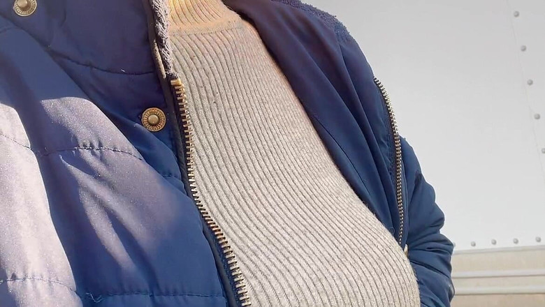 sweethanajapanese: Apre la figa pelosa in macchina e poi va fuori...