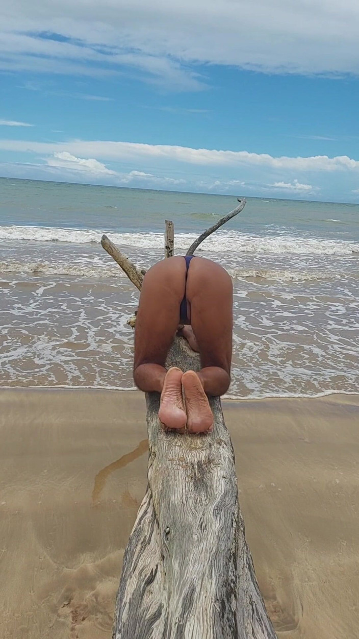 Ladysilvas: Ladysilva bruint haar hete kont op het strand