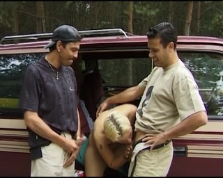 German amateur couples: Gadis remaja jerman rambut pirang lagi asik bersenang-senang sama dua