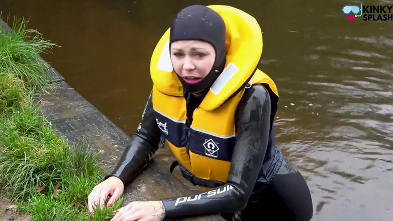 UKCuteGirl Lucy Lauren: Lifejat &amp; Cosy Wetsuit zachrání Lucy z řeky katastrofu