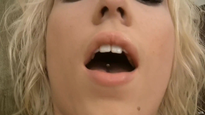 Hard raw sex: La lussuriosa bionda si diverte