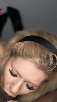 Blonde comel selamba blowjob sudut pandangan pertama pada zakar raksasa yang besar!