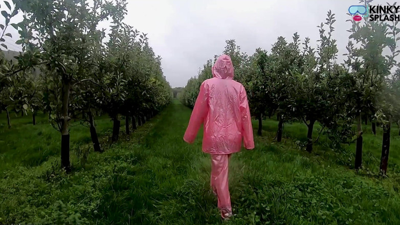 UKCuteGirl: Прозорий дощовик Люсі та публічне дражнити пизду на відкритому повітрі