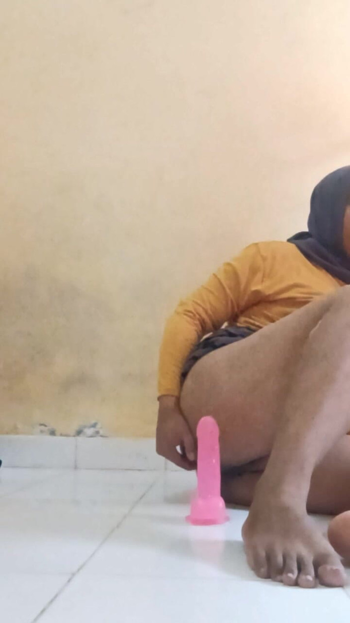 Ivvy Crossdresser: 자신의 딜도를 타고 크로스드레서.