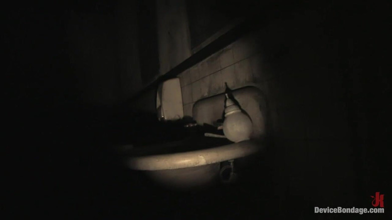 Device Bondage by Kink: Con chó cái bị đấm bốc