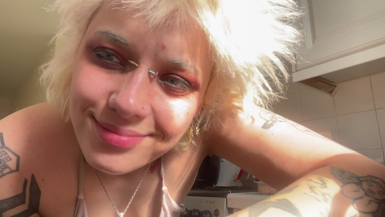 Glitterqueen1999: Futai cu aer și mâncând pula ta mică