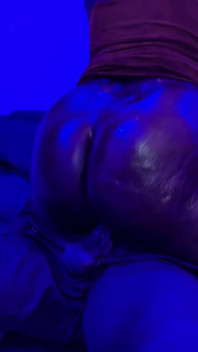 Pantat bahenol cewek semok bertato kulit hitam ini dientot habis-habisan sama kontol raksasa pria kulit hitam di klub malam