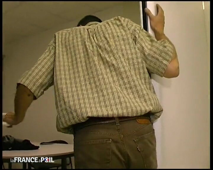 French Family Secrets: 一个年轻的金发女孩扮演一个女孩被她的继父性交的一部分。