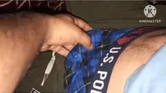 Zum ersten mal berührt mein stiefbruder mitternacht den monsterschwanz