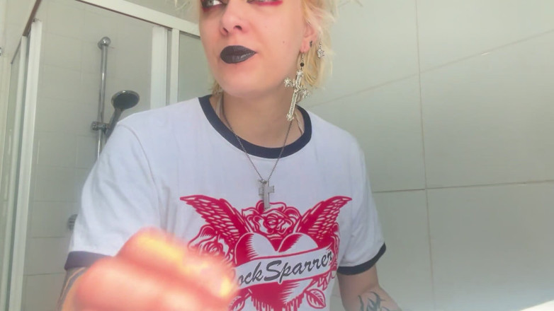 Glitterqueen1999: Costumbre) raspar mi lengua para el chico que me gusta