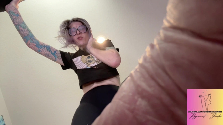 Peppermint Giantess: Gergasi pecah dalam dominasi rumah awak, N Takeover