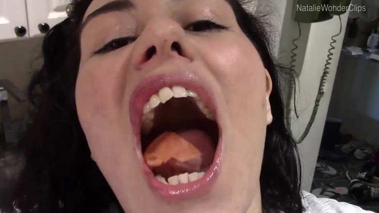 Natalie Wonder: Slukar ovarsam salami &amp;rårökt lax med närbilder av min hungriga mun