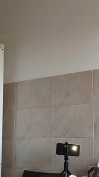 Chlupatá brunetka kundička, Velká prsa, Smyslná chlupatá žena v kuchyni.