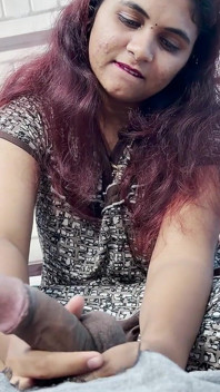 Awek Mallu melakukan kerja tangan dan urutan zakar kepada kawan suami