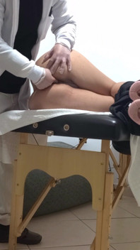 Paciente é dedada pelo proctologista durante exame anal.
