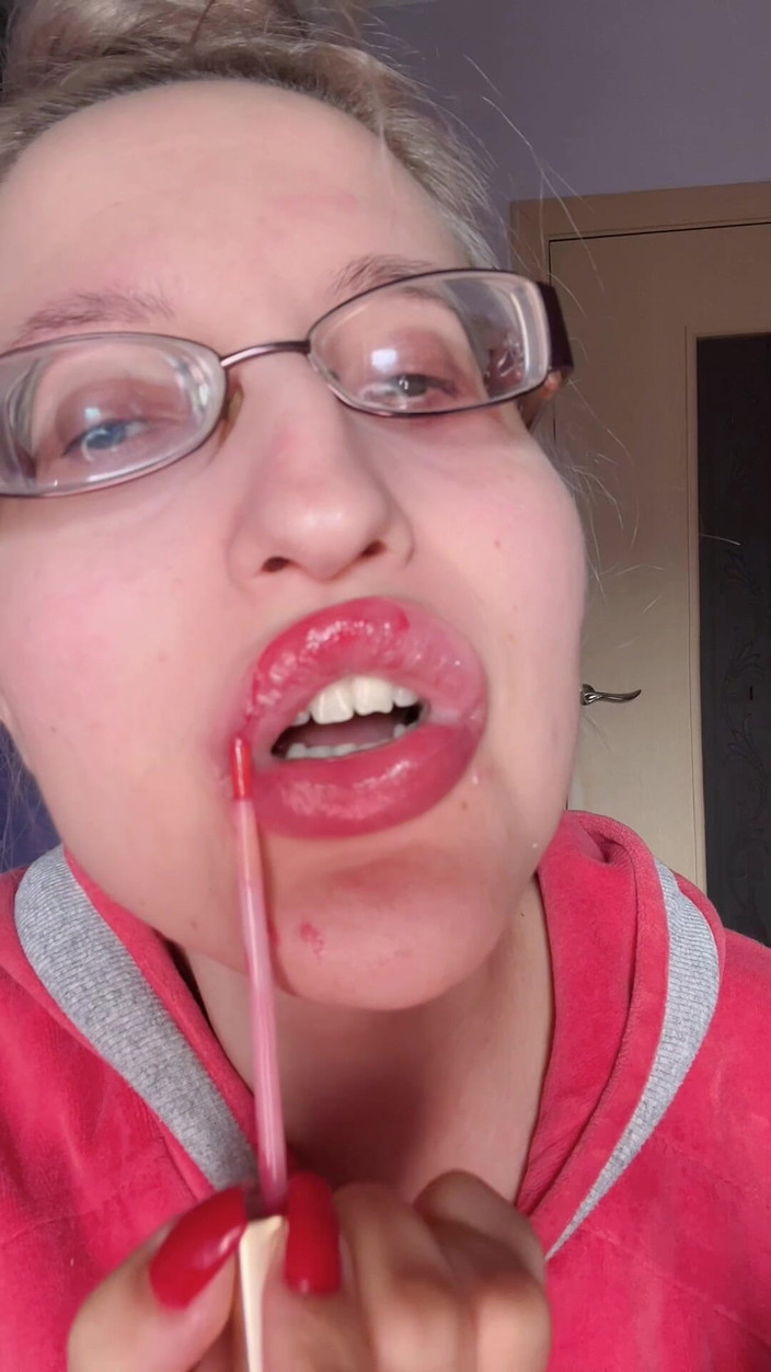 FinDom Goaldigger: Asmr makan lipstik merah muda pisang - fetish bibir fetish makanan...