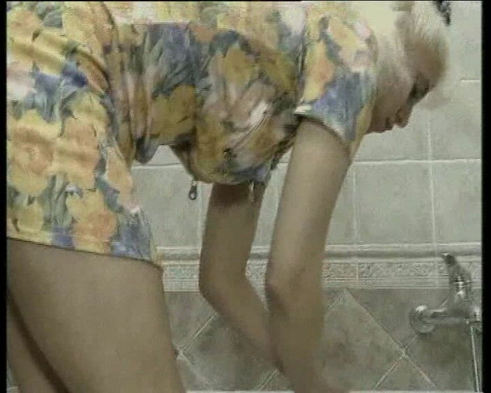 German amateur - 100% German hardcore videos: Sarışın sürtük banyoda sert seks yaptıktan sonra midesine döl alıyor