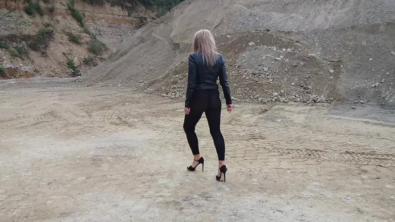 martinawest: Oma Wandert in Engen Leggings Und High Heels in Einer...