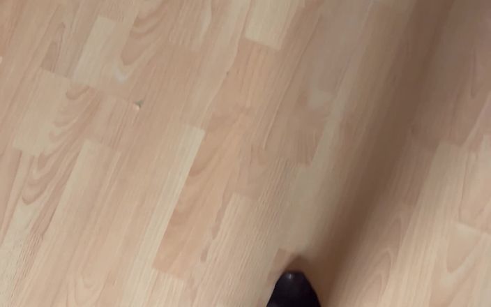 Feet: Bakış açısı: siyah taytla yürümek