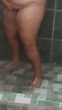 Je trouve le gros cul BBW de ma belle-mère en train de se laver