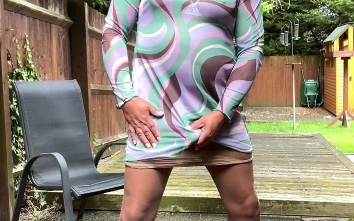 Kellycd2022: Amateur travestiet Kellycd2022 sexy milf plaagt in lichtbruine naadloze panty