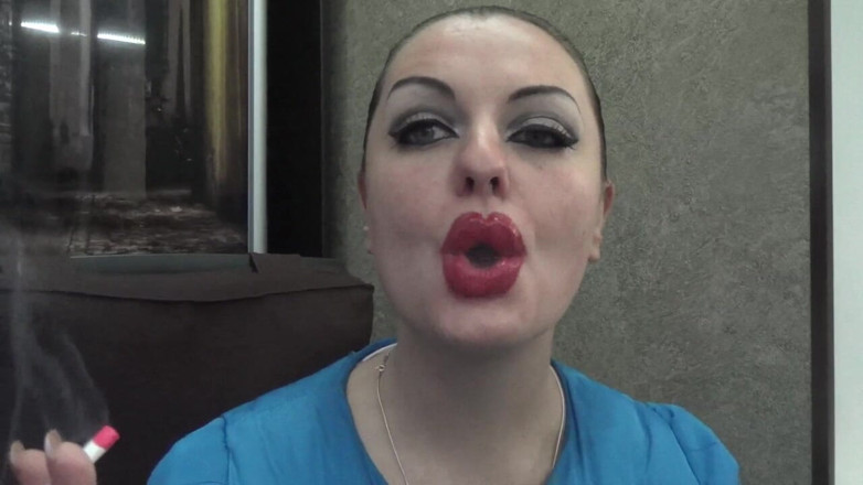 Goddess Misha Goldy: Sexy make-up, riesige rote lippen rauchen