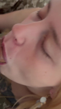 Sexig slampa suger i grön sundress